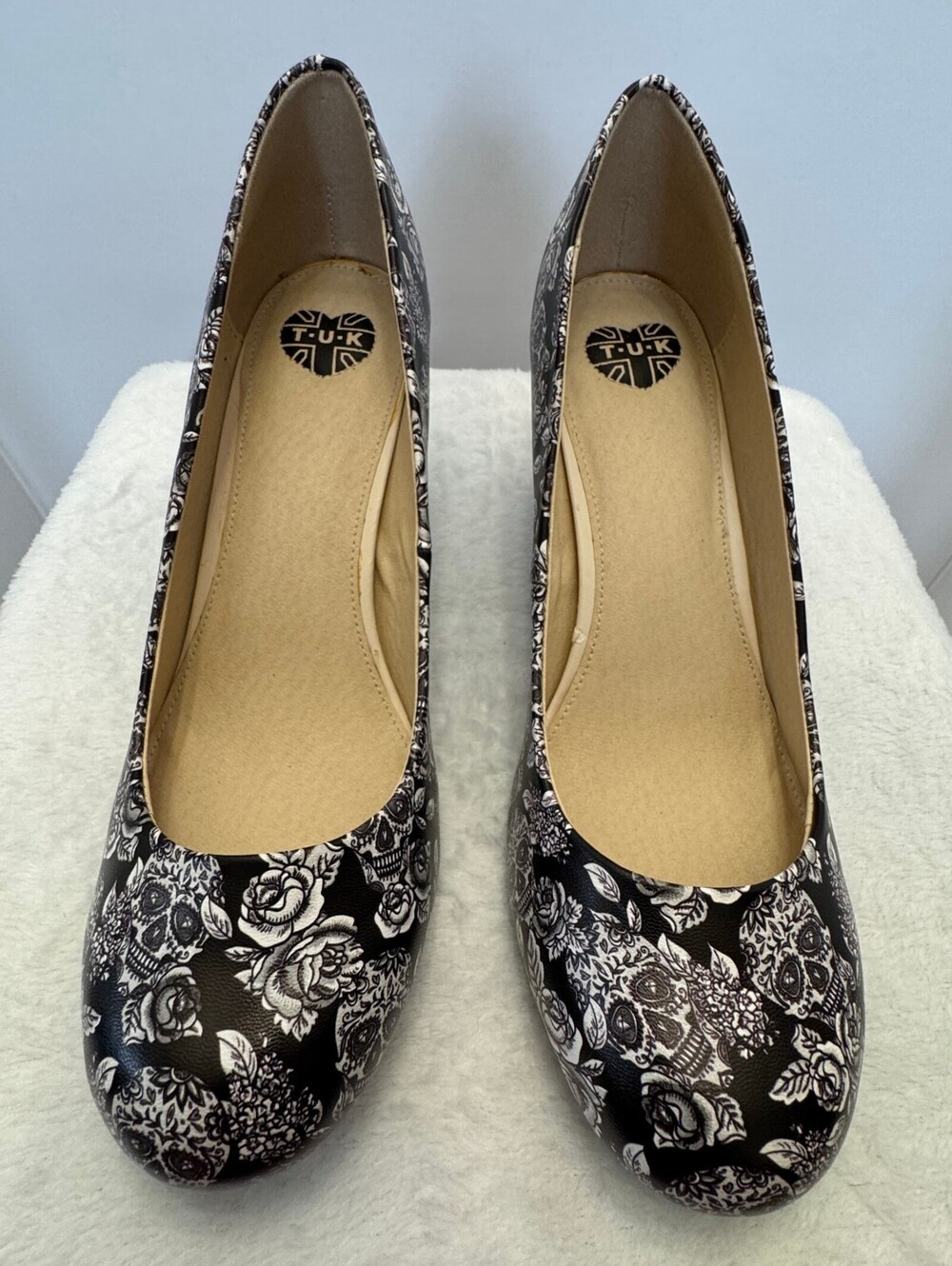 T.U.K. A8933L Antipop Heels Womens 9 Sugar Skull Roses Goth Pumps NWOT - Picture 2 of 10